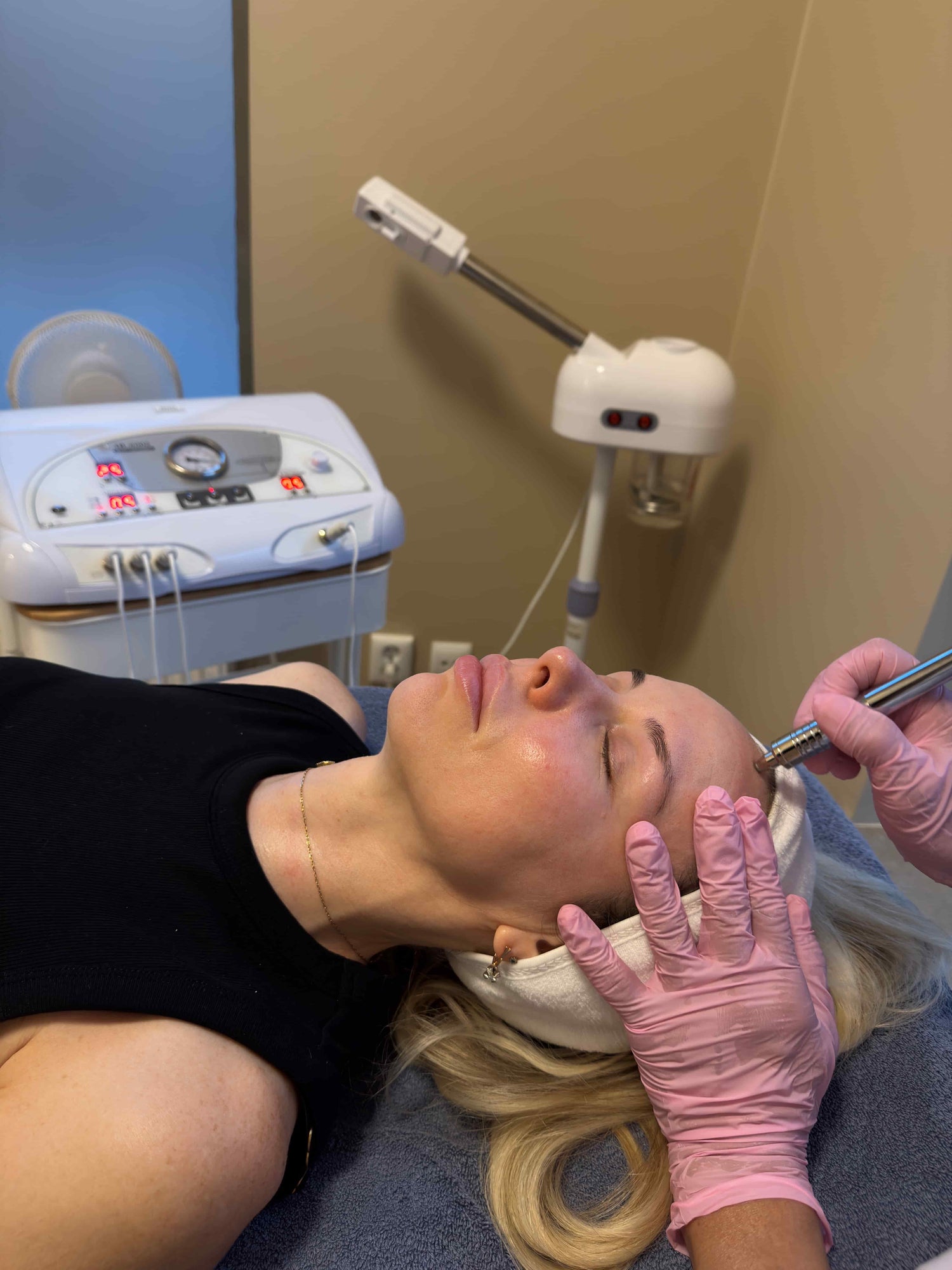 Kund får microneedling ansiktsbehandling på SkinFa salong i Stockholm med professionell hudvård

