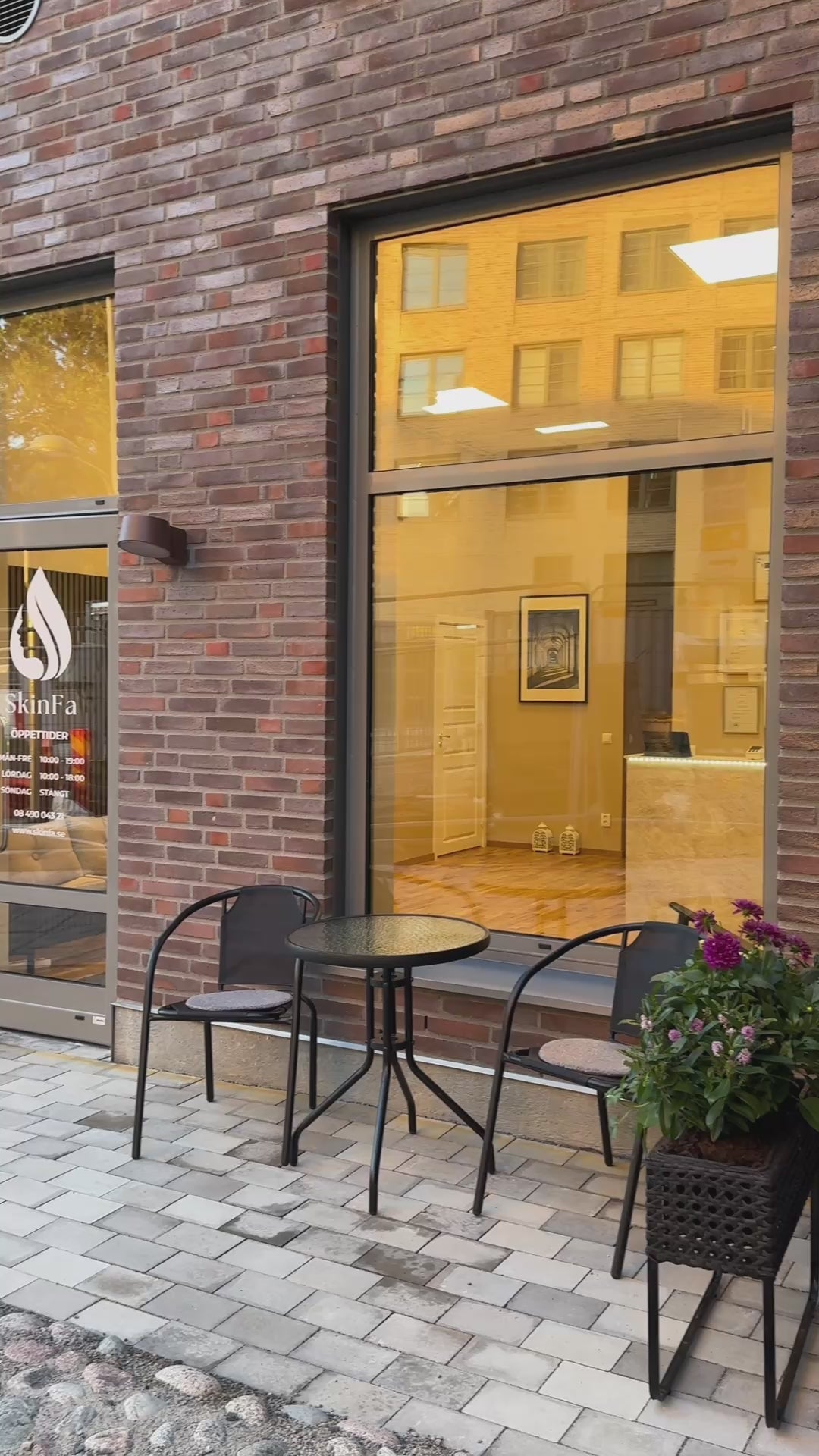 SkinFa skönhetssalong i Stockholm – visning av reception, väntrum, behandlingsrum och salongens entré.
