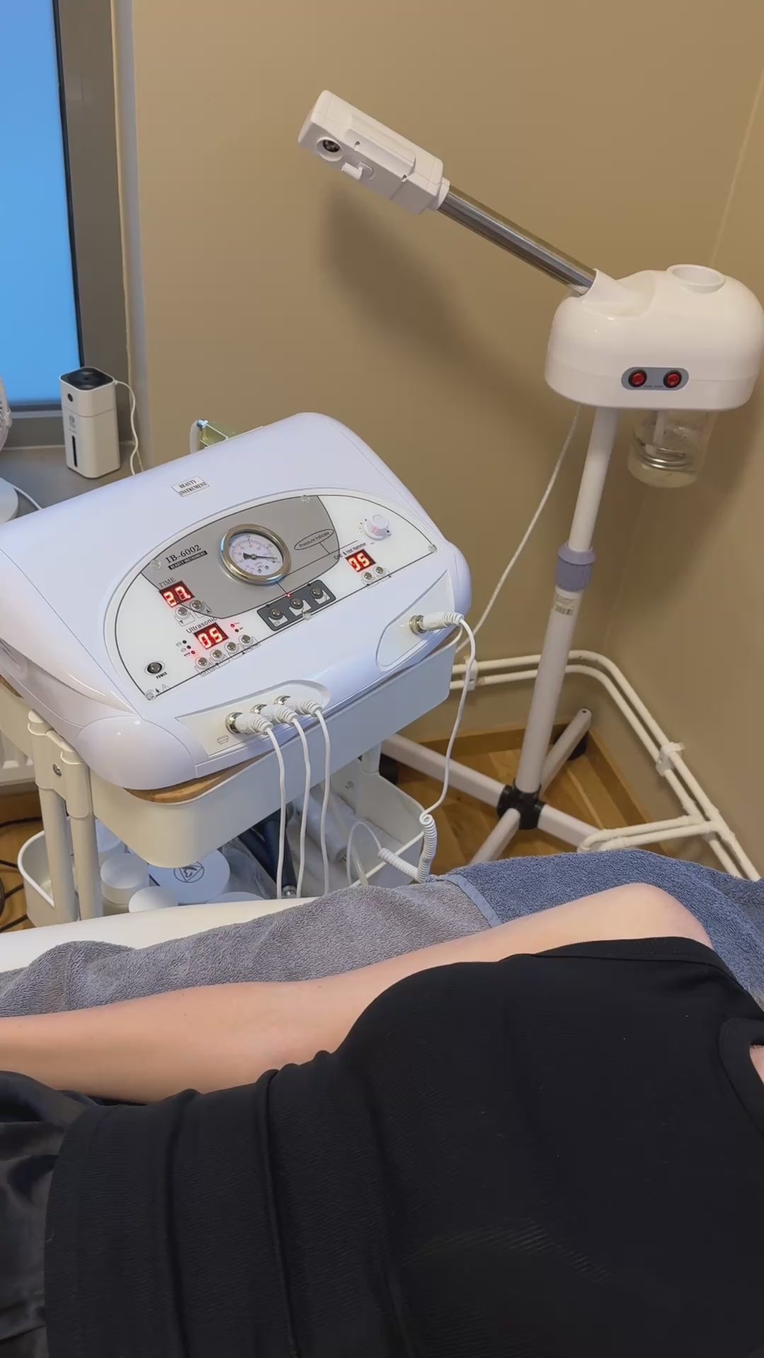 Kund får microneedling ansiktsbehandling på SkinFa salong i Stockholm med avancerad hudvårds utrustning

